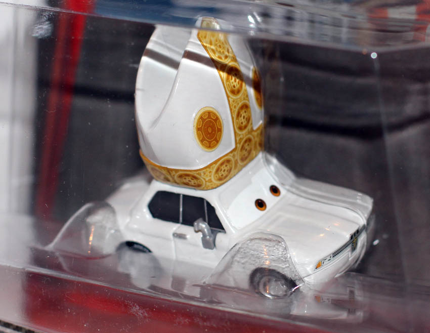 Машинка Папа Римский из мультфильма Тачки 2